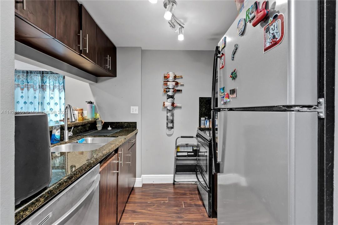 S/S appliances & granite counter top in kitchen