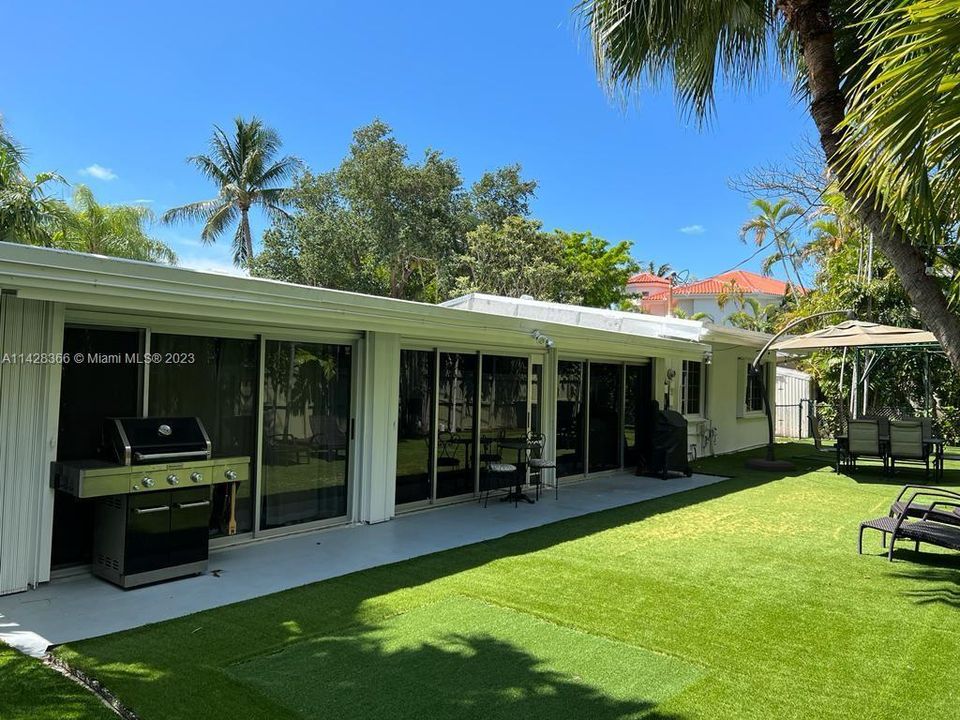Recently Sold: $2,050,000 (4 beds, 3 baths, 2430 Square Feet)