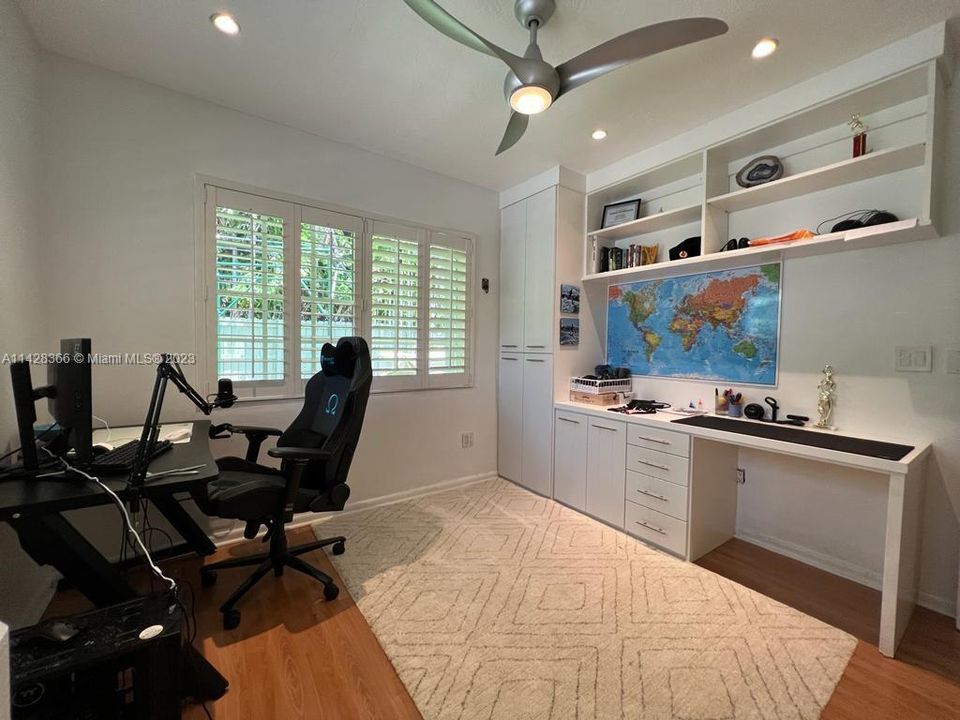 Recently Sold: $2,050,000 (4 beds, 3 baths, 2430 Square Feet)