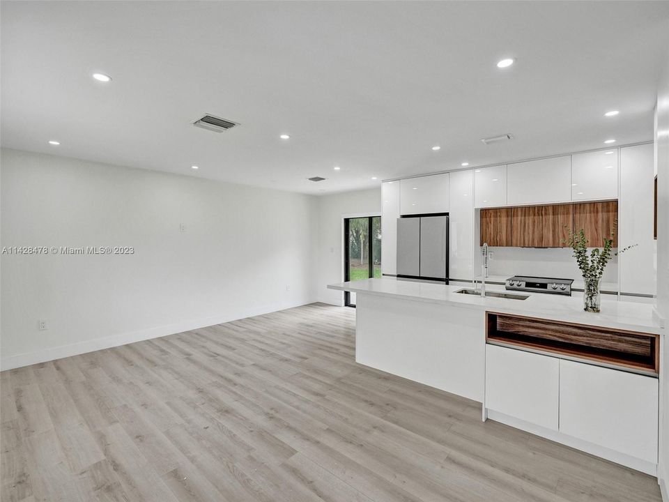 最近售出: $1,150,000 (4 贝兹, 2 浴室, 1290 平方英尺)