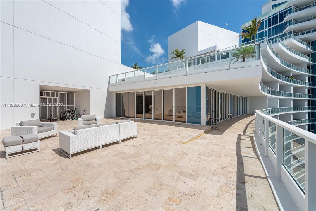 Active With Contract: $4,095,000 (5 beds, 5 baths, 3996 Square Feet)