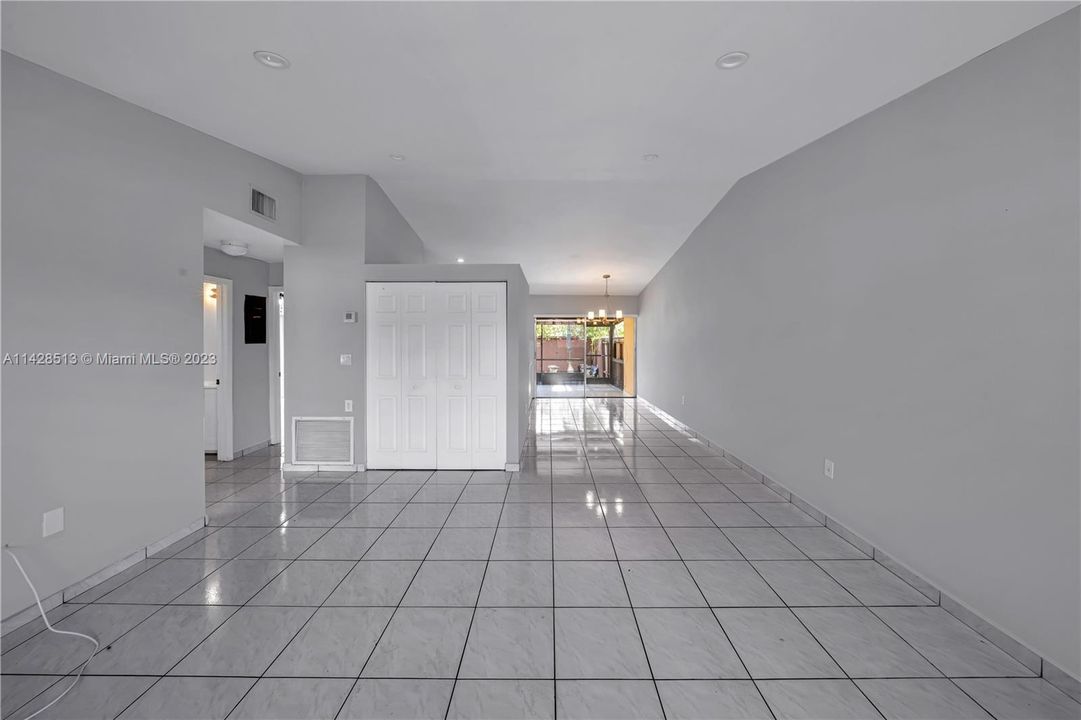 Recently Rented: $2,600 (2 beds, 1 baths, 1024 Square Feet)