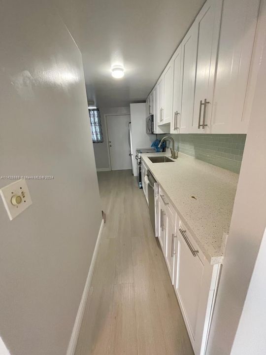 For Sale: $249,900 (1 beds, 1 baths, 865 Square Feet)
