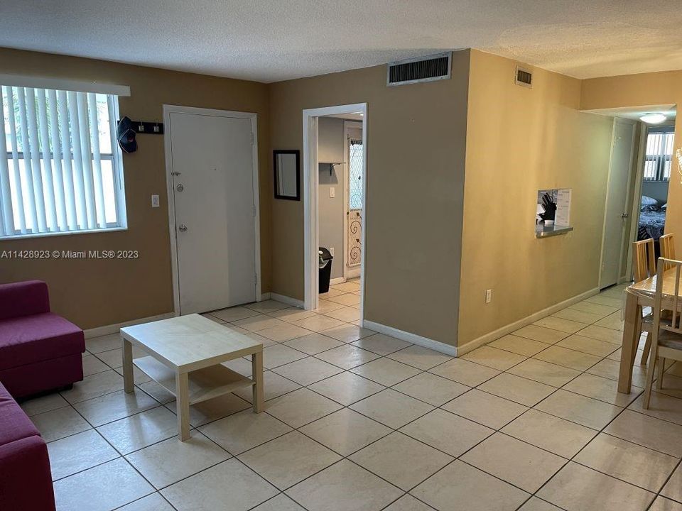 For Sale: $190,000 (1 beds, 1 baths, 595 Square Feet)