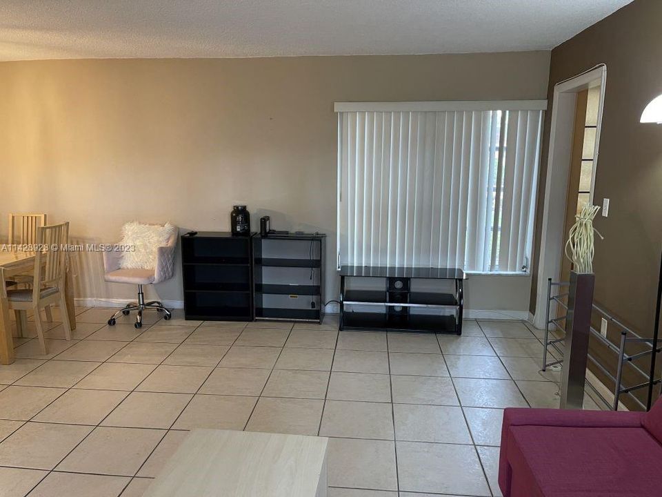 For Sale: $190,000 (1 beds, 1 baths, 595 Square Feet)