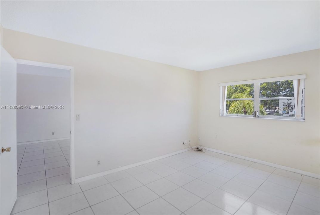 Active With Contract: $145,000 (1 beds, 1 baths, 744 Square Feet)