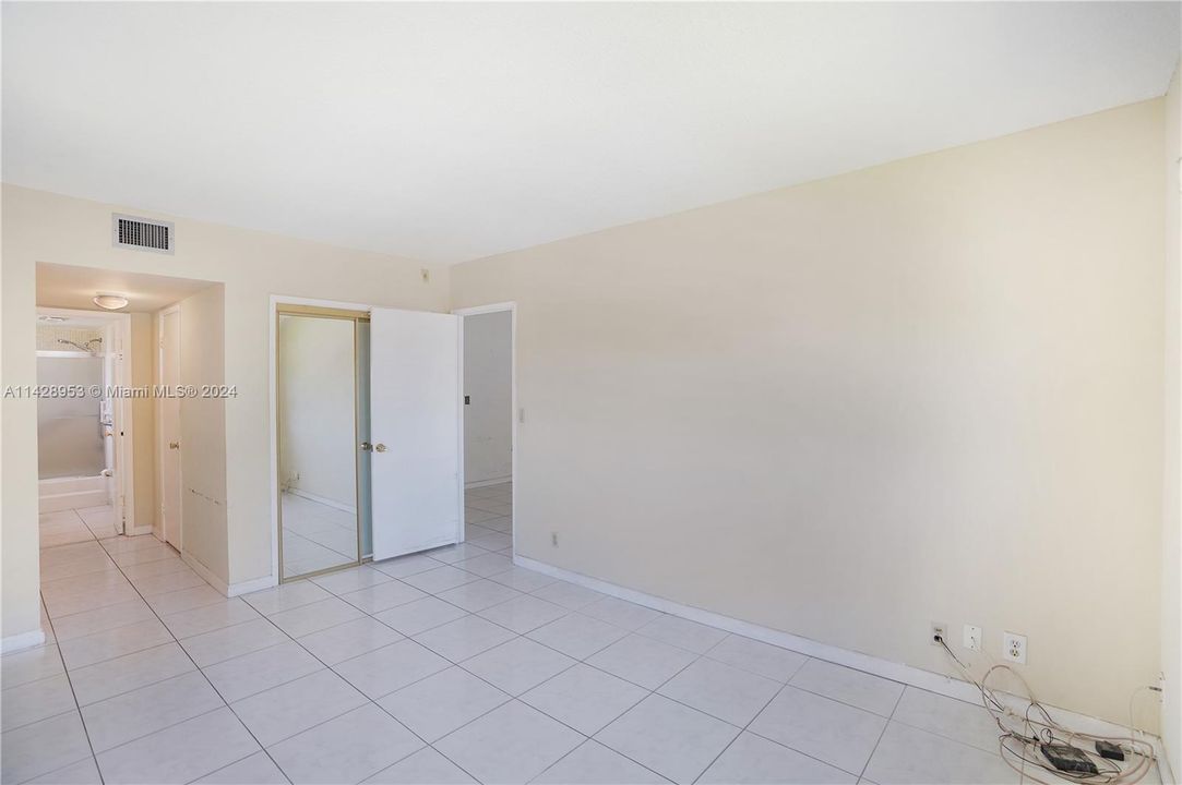 For Sale: $145,000 (1 beds, 1 baths, 744 Square Feet)