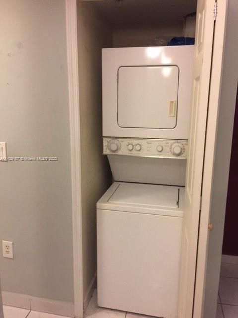 Washer/Dryer from similar unit with same square footage and layout only in reverse