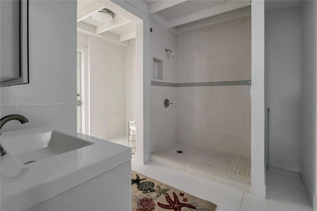 最近售出: $3,500,000 (4 贝兹, 4 浴室, 1936 平方英尺)