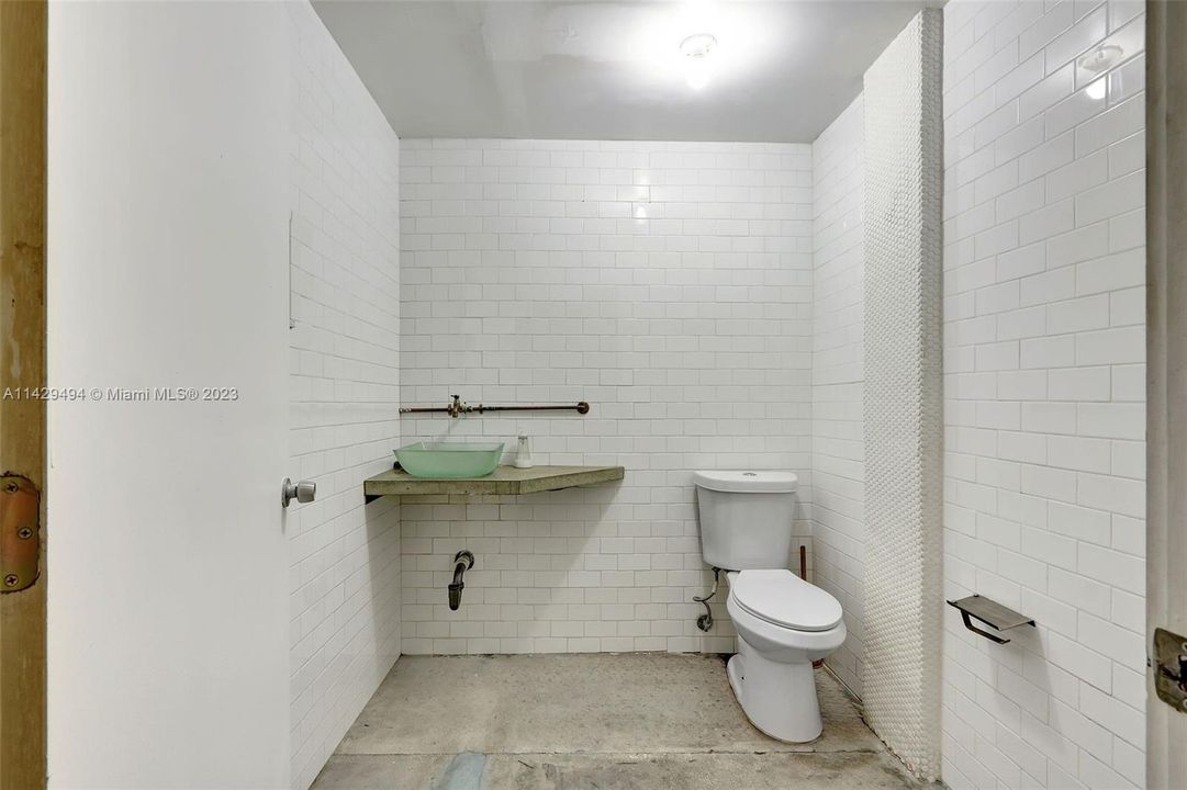 BATHROOM 1