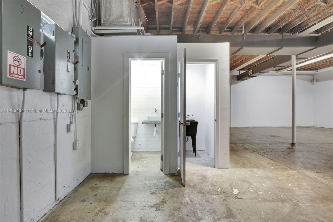 571 NW 71 STREET WAREHOUSE SPACE 2,416 SF
