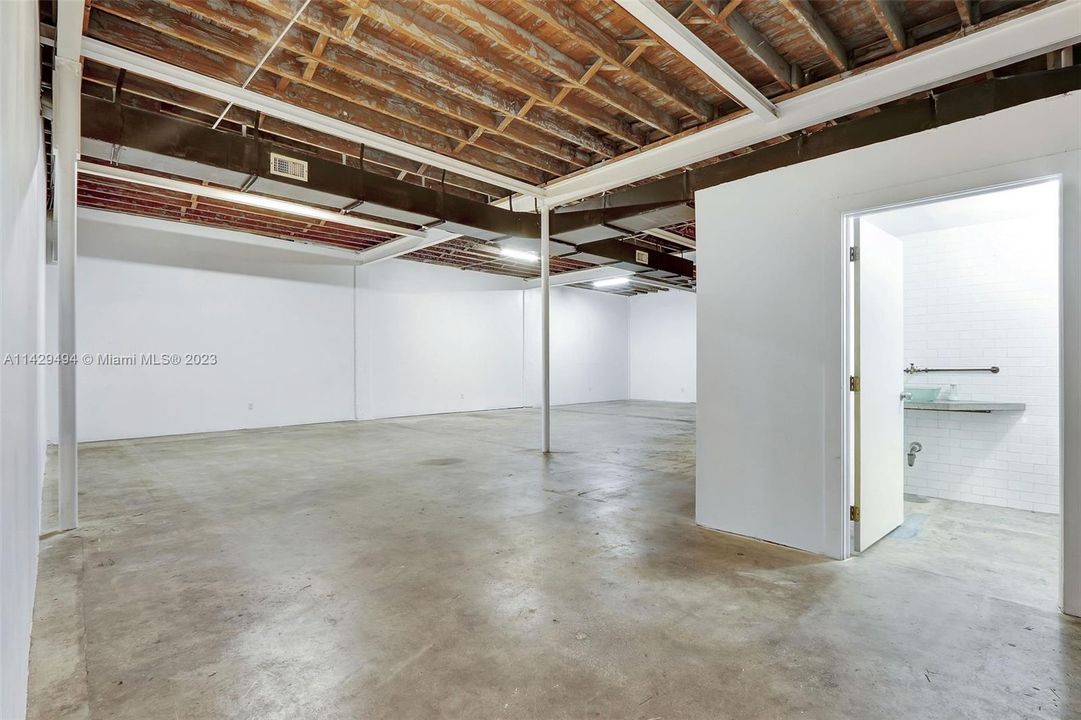 571 NW 71 STREET WAREHOUSE SPACE 2,416 SF