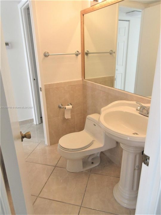 For Sale: $397,000 (1 beds, 1 baths, 757 Square Feet)