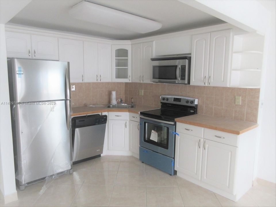 For Sale: $397,000 (1 beds, 1 baths, 757 Square Feet)