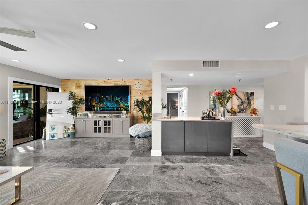 Recently Rented: $3,800 (3 beds, 2 baths, 2011 Square Feet)