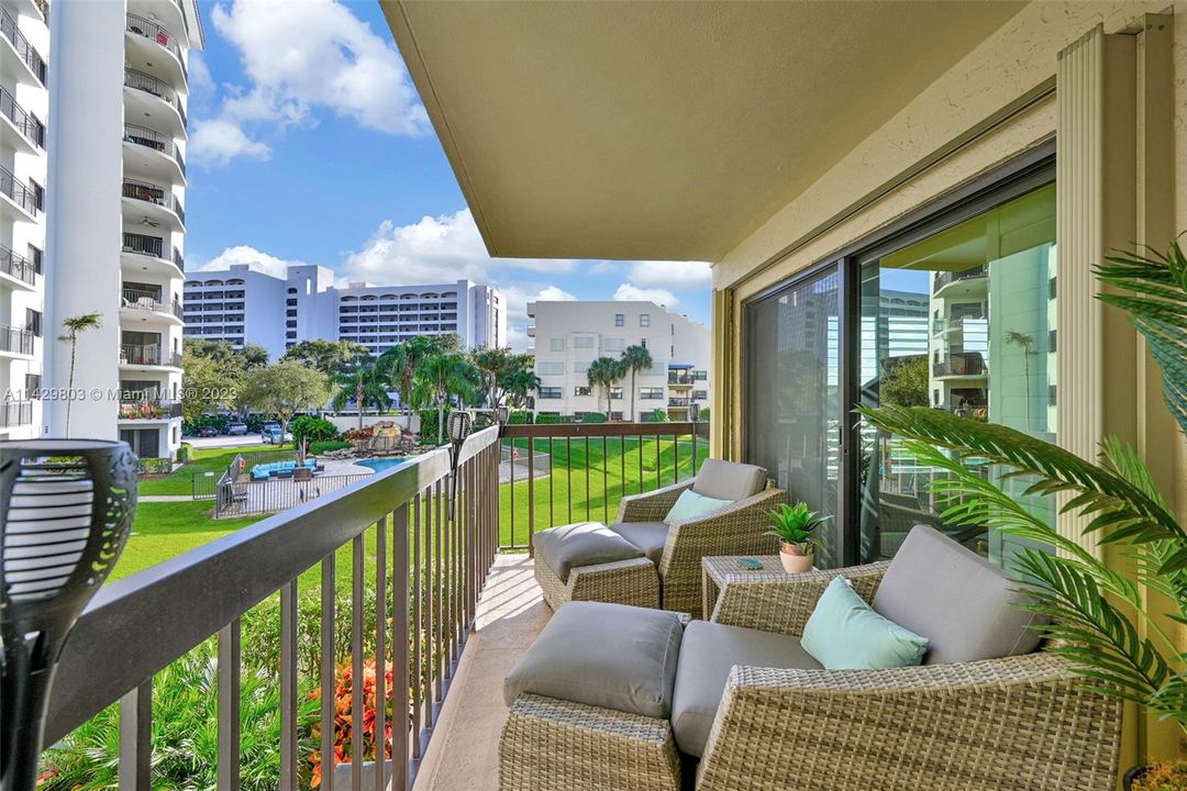 Recently Rented: $3,800 (3 beds, 2 baths, 2011 Square Feet)