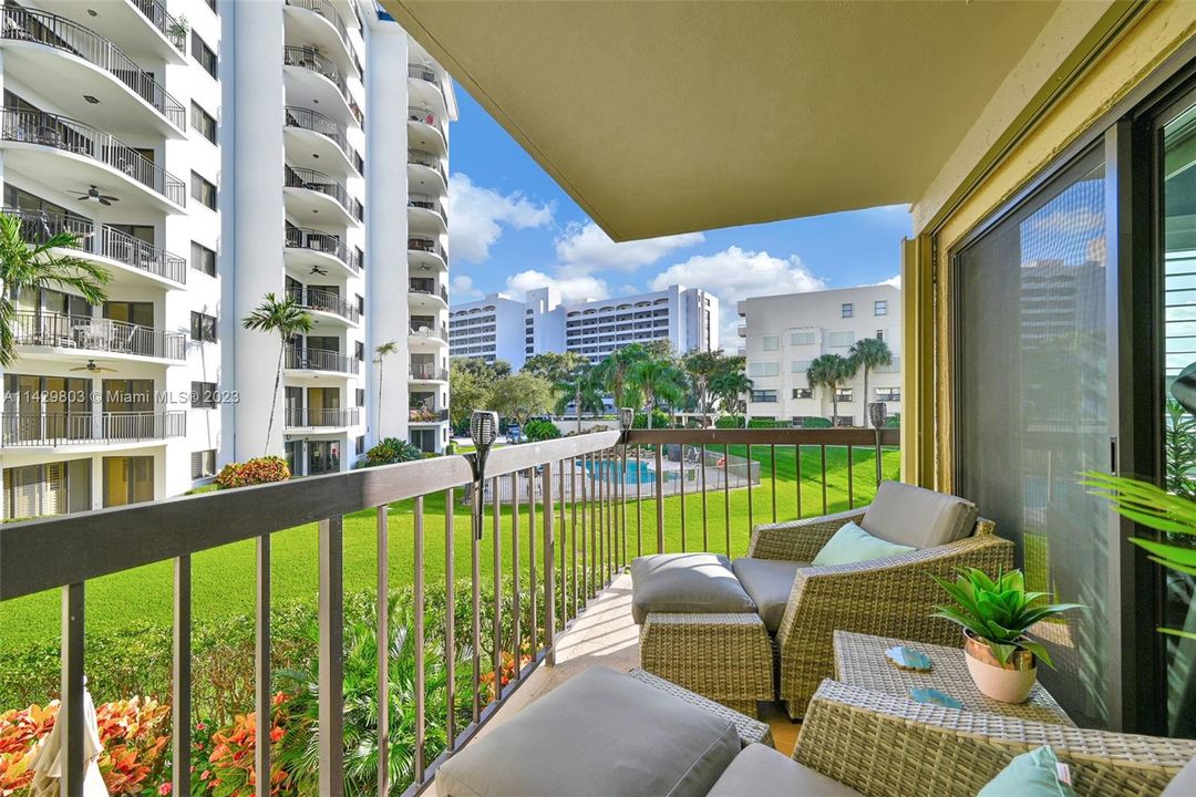 Recently Rented: $3,800 (3 beds, 2 baths, 2011 Square Feet)