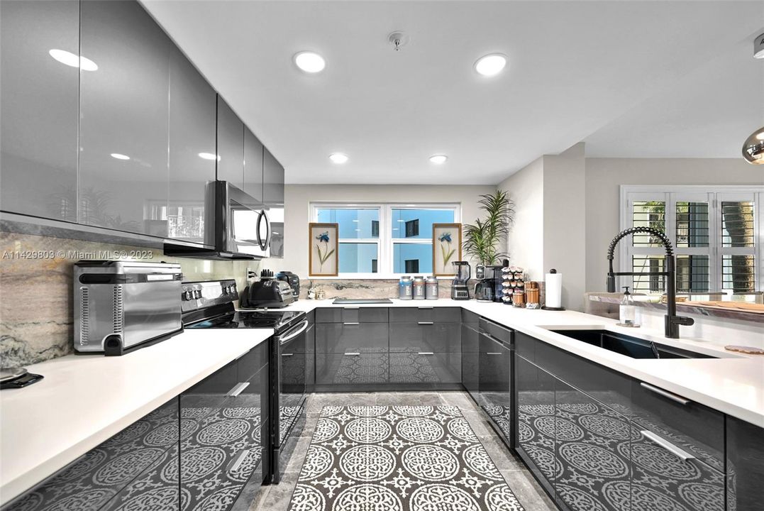 Recently Rented: $3,800 (3 beds, 2 baths, 2011 Square Feet)