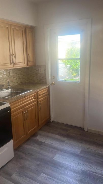 Recently Rented: $2,700 (2 beds, 1 baths, 950 Square Feet)