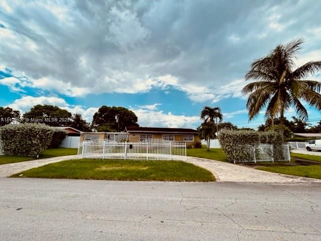 Recently Sold: $340,000 (3 beds, 2 baths, 1639 Square Feet)
