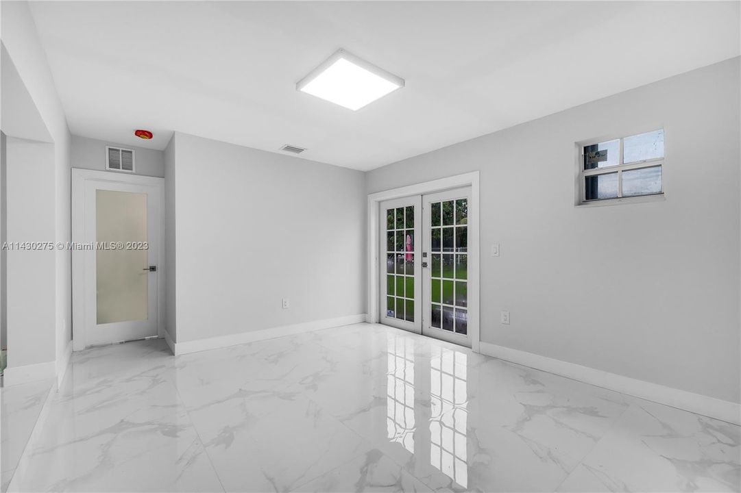 Vendido Recientemente: $599,999 (5 camas, 3 baños, 2098 Pies cuadrados)