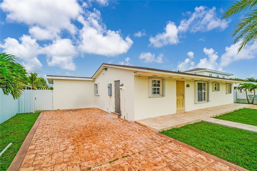 Vendido Recientemente: $599,999 (5 camas, 3 baños, 2098 Pies cuadrados)