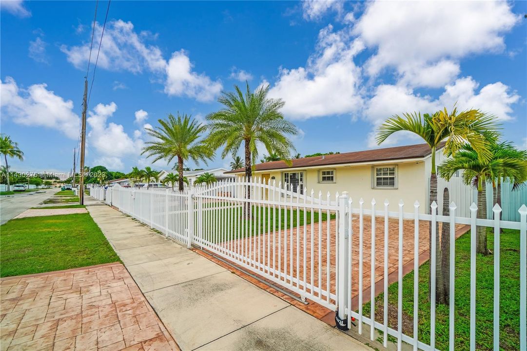 Vendido Recientemente: $599,999 (5 camas, 3 baños, 2098 Pies cuadrados)