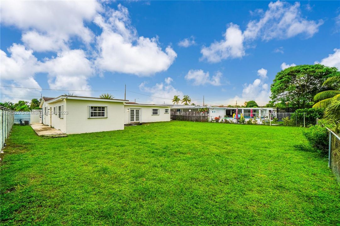 Vendido Recientemente: $599,999 (5 camas, 3 baños, 2098 Pies cuadrados)