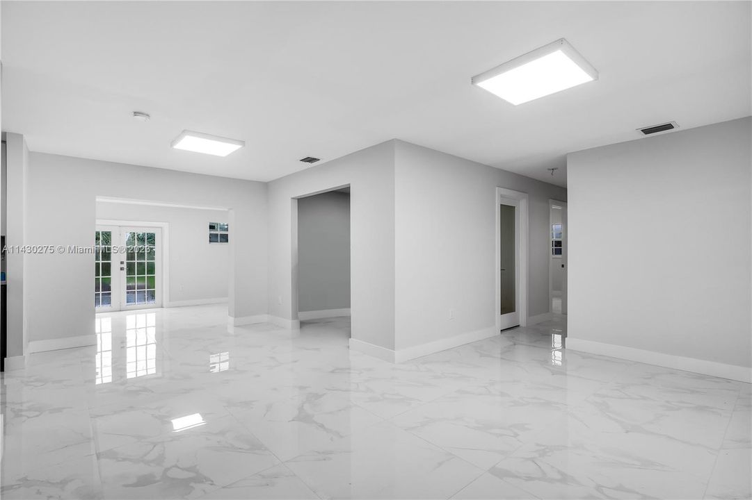 Vendido Recientemente: $599,999 (5 camas, 3 baños, 2098 Pies cuadrados)