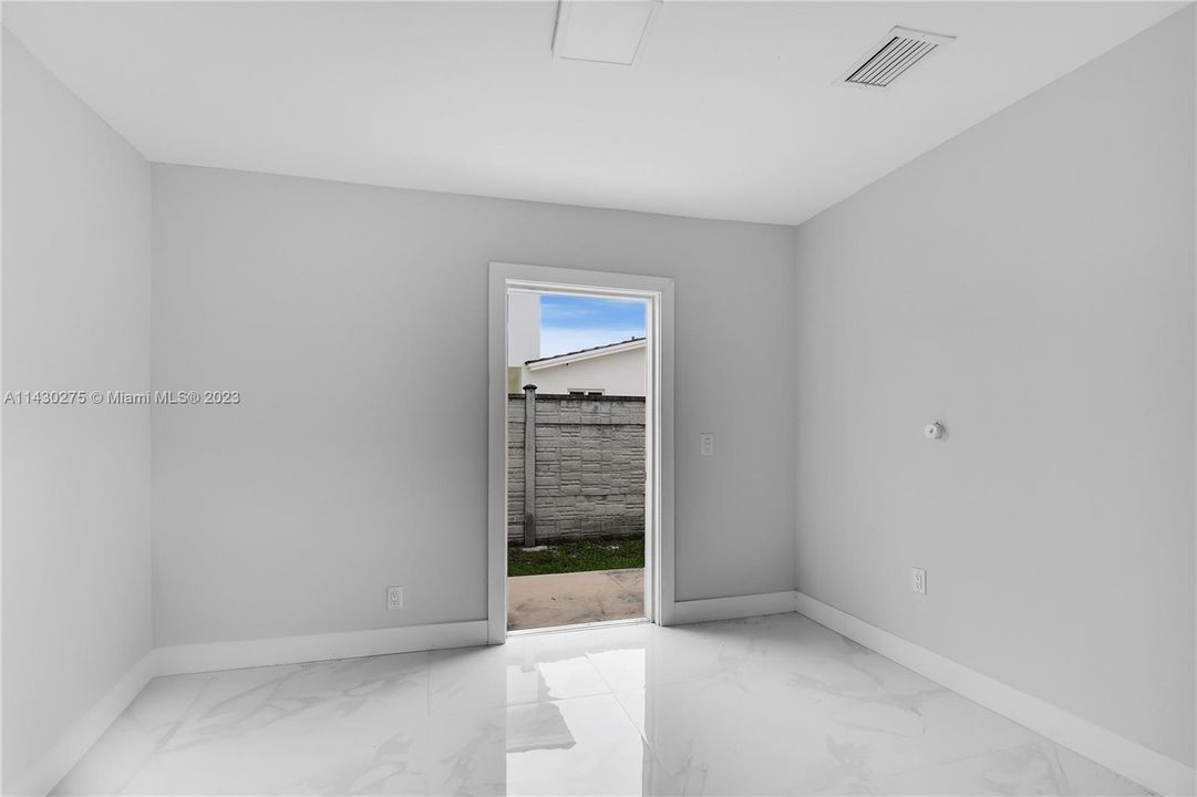 Vendido Recientemente: $599,999 (5 camas, 3 baños, 2098 Pies cuadrados)