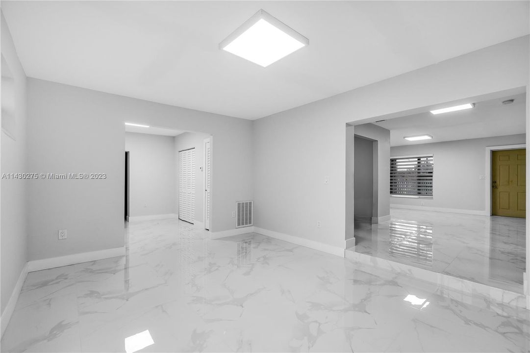 Vendido Recientemente: $599,999 (5 camas, 3 baños, 2098 Pies cuadrados)