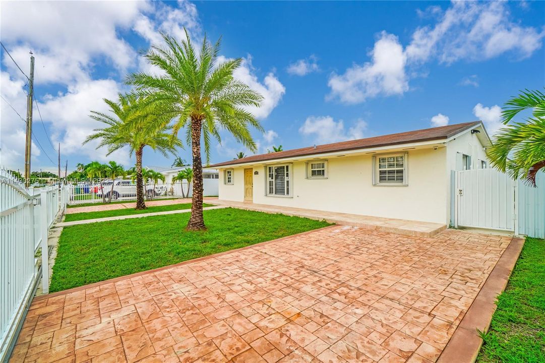 Vendido Recientemente: $599,999 (5 camas, 3 baños, 2098 Pies cuadrados)