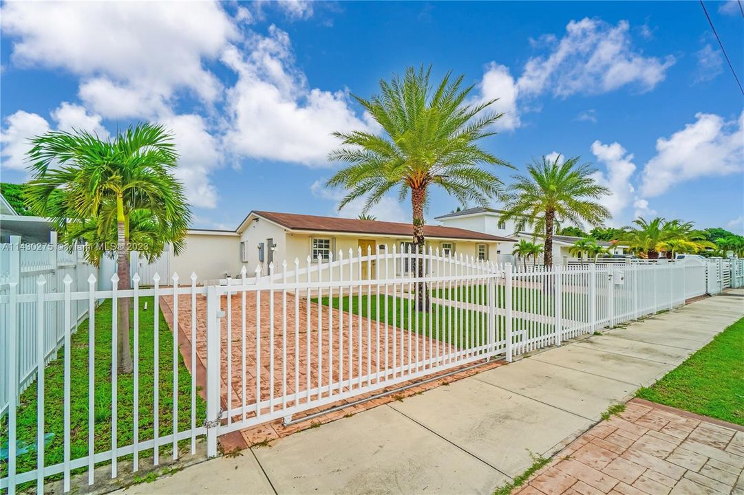 Vendido Recientemente: $599,999 (5 camas, 3 baños, 2098 Pies cuadrados)