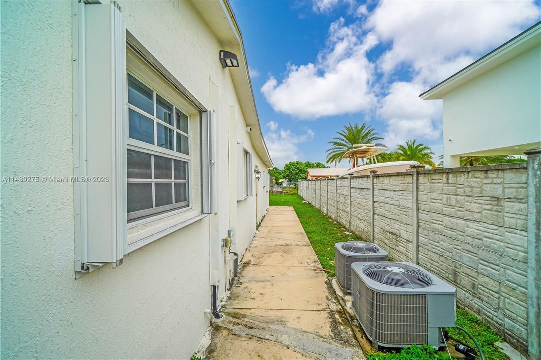 Vendido Recientemente: $599,999 (5 camas, 3 baños, 2098 Pies cuadrados)