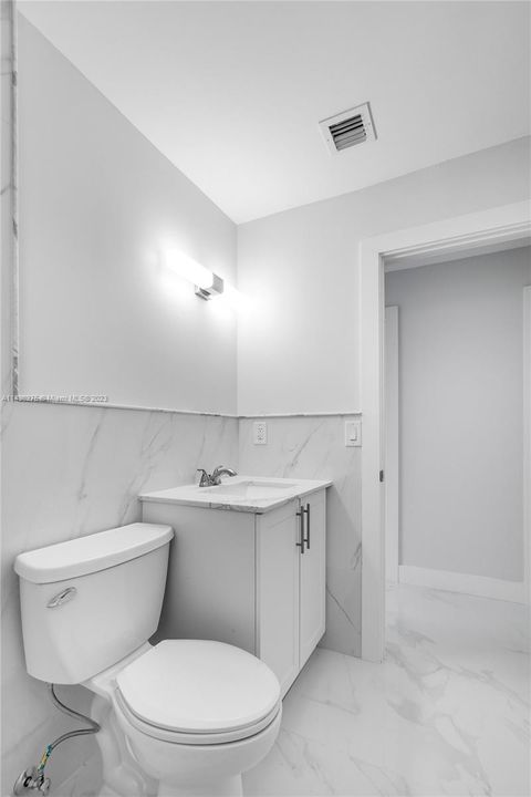 Vendido Recientemente: $599,999 (5 camas, 3 baños, 2098 Pies cuadrados)