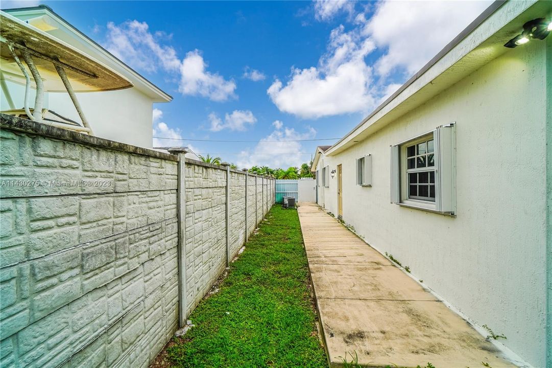 Vendido Recientemente: $599,999 (5 camas, 3 baños, 2098 Pies cuadrados)