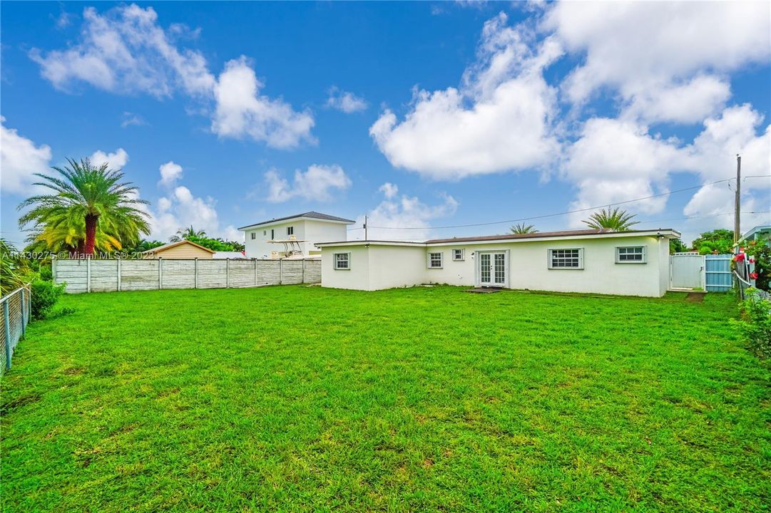 Vendido Recientemente: $599,999 (5 camas, 3 baños, 2098 Pies cuadrados)