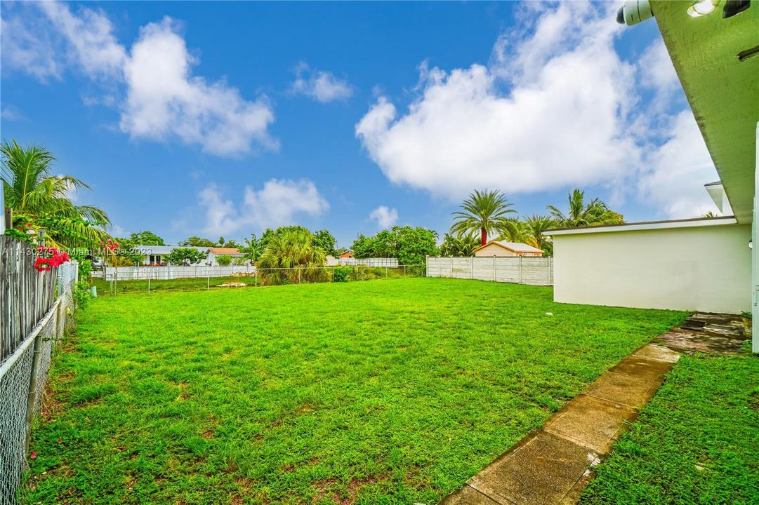 Vendido Recientemente: $599,999 (5 camas, 3 baños, 2098 Pies cuadrados)