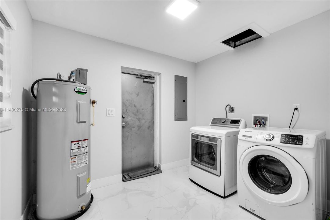 Vendido Recientemente: $599,999 (5 camas, 3 baños, 2098 Pies cuadrados)