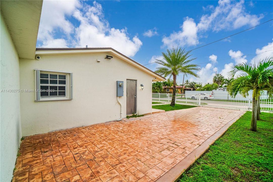 Vendido Recientemente: $599,999 (5 camas, 3 baños, 2098 Pies cuadrados)