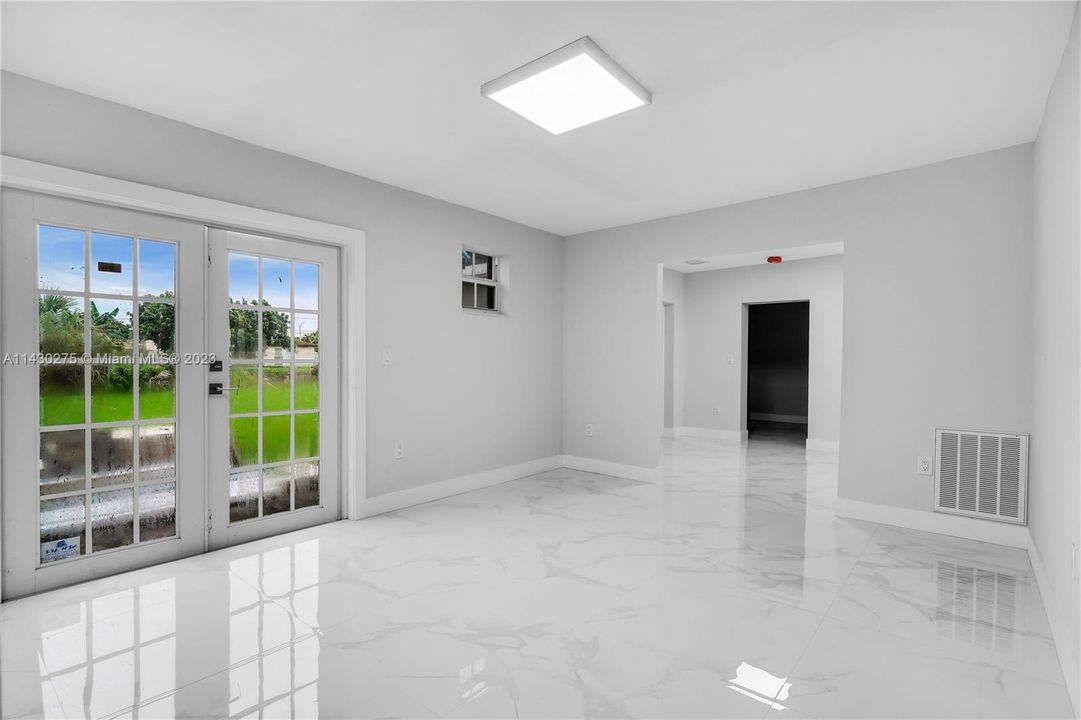 Vendido Recientemente: $599,999 (5 camas, 3 baños, 2098 Pies cuadrados)