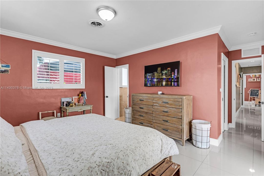 Recently Sold: $1,395,000 (3 beds, 2 baths, 1819 Square Feet)