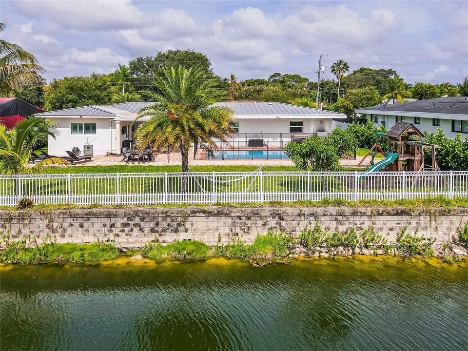 Recently Sold: $1,395,000 (3 beds, 2 baths, 1819 Square Feet)