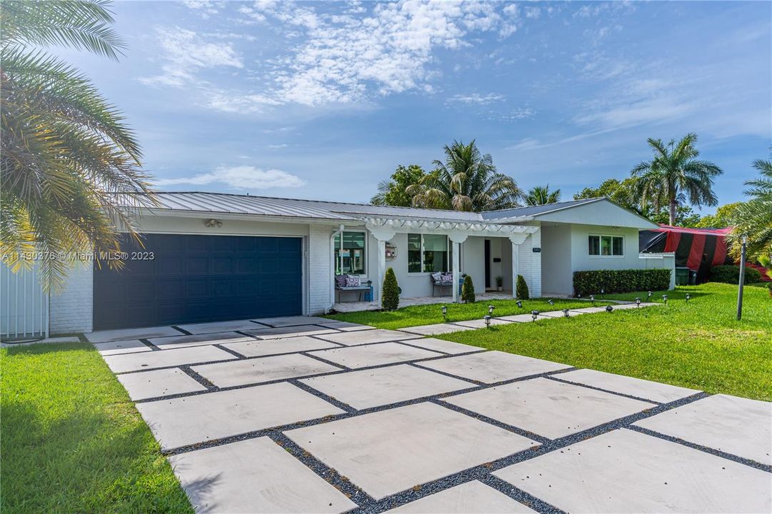 Recently Sold: $1,395,000 (3 beds, 2 baths, 1819 Square Feet)