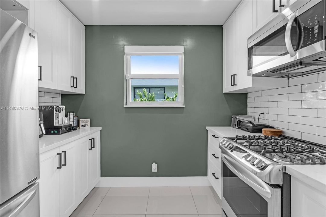 Recently Sold: $1,395,000 (3 beds, 2 baths, 1819 Square Feet)