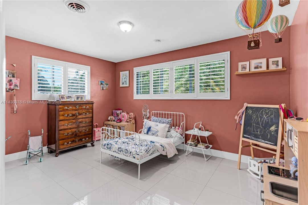 Recently Sold: $1,395,000 (3 beds, 2 baths, 1819 Square Feet)