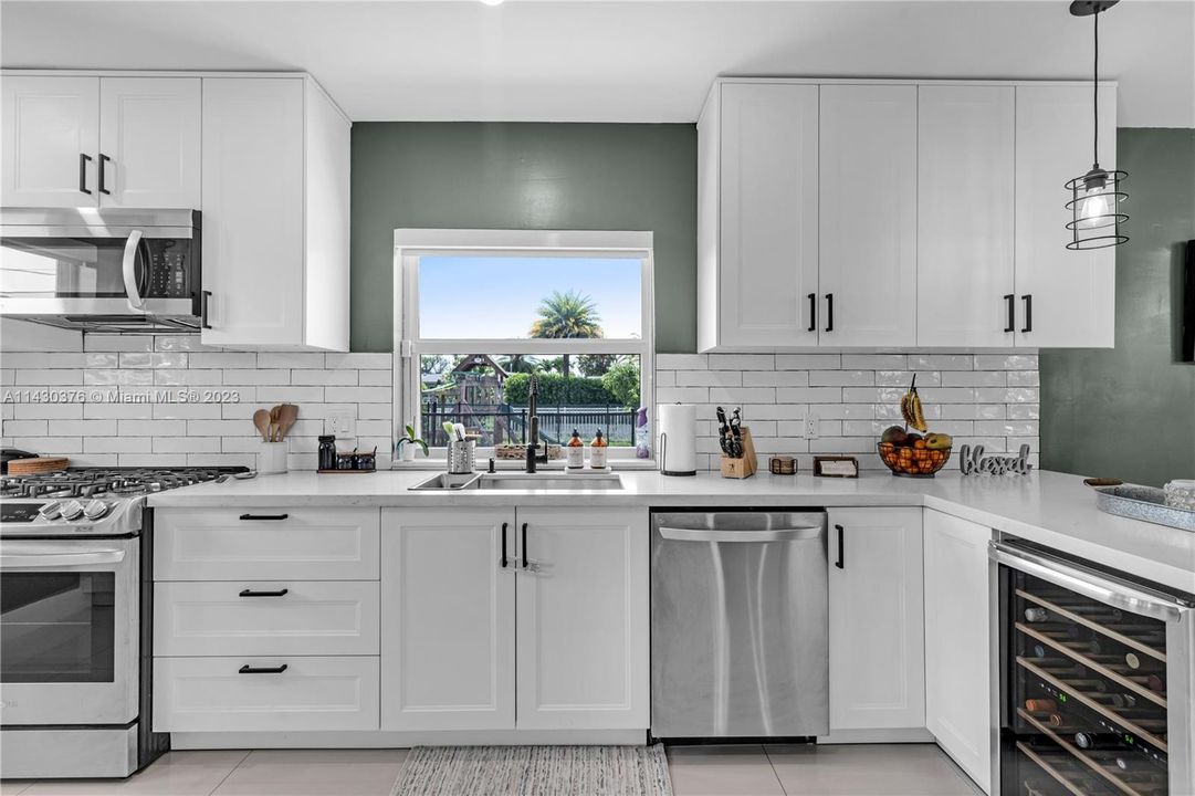 Recently Sold: $1,395,000 (3 beds, 2 baths, 1819 Square Feet)