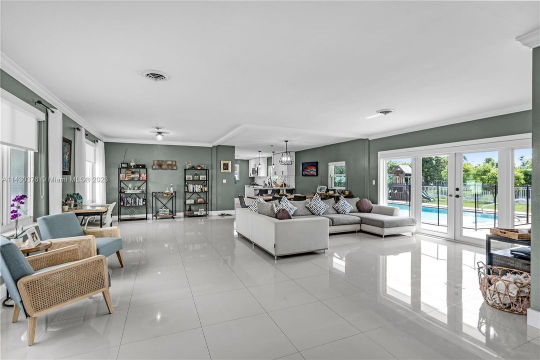 Recently Sold: $1,395,000 (3 beds, 2 baths, 1819 Square Feet)