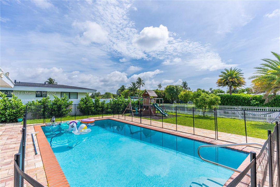 Recently Sold: $1,395,000 (3 beds, 2 baths, 1819 Square Feet)