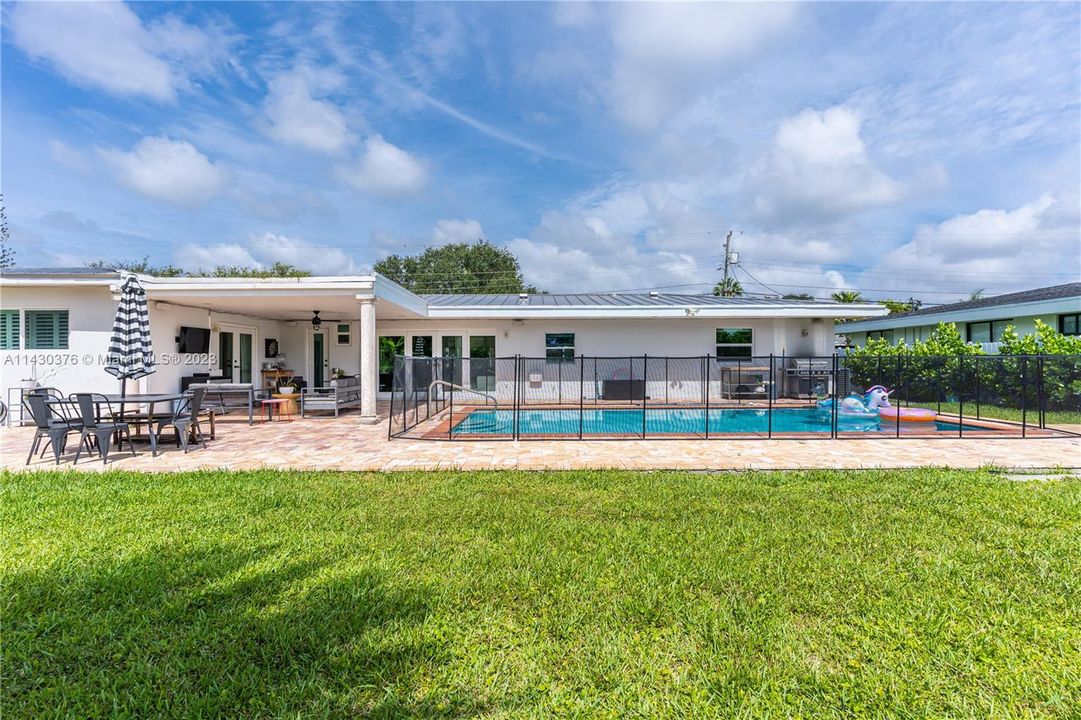 Recently Sold: $1,395,000 (3 beds, 2 baths, 1819 Square Feet)